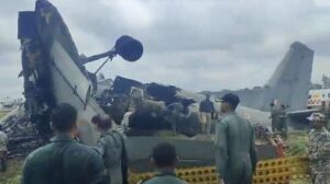Un avión de transporte de la Fuerza Aérea India se estrella al aterrizar (VIDEO)