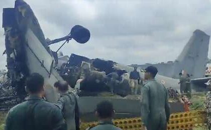 Un avión de transporte de la Fuerza Aérea India se estrella al aterrizar (VIDEO)