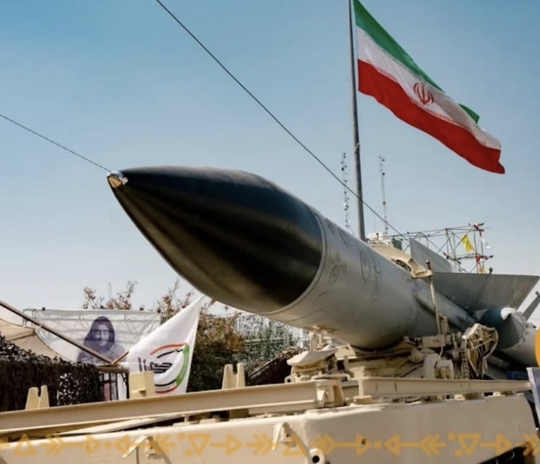 Irán contraataca con misiles balísticos y drones tras nuevo bombardeo de EE.UU.