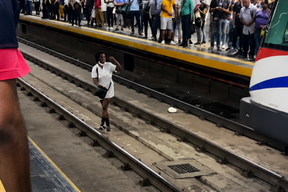 Mujer se lanza a los rieles del Metro de Santo Domingo