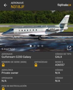 De cuerdo con un comunicado emitido por el Aeropuerto Internacional de La Romana la aeronave, matrícula N318JF, con destino a Austin, Texas, en Estados Unidos. Sin embargo, cuando se encontraba a unas 16 millas náuticas al suroeste de La Romana, la tripulación declaró una emergencia e intentó retornar al aeropuerto de origen, según los reportes preliminares ofrecidos por las autoridades aeronáuticas.

El avión fue identificado como un Gulfstream G200 (GALX), una aeronave ejecutiva de largo alcance utilizada con frecuencia para vuelos corporativos y privados. Se trata de un modelo diseñado para transportar a un reducido número de pasajeros en trayectos internacionales, con capacidad para cubrir rutas entre el Caribe y Norteamérica sin escalas.

Tras reportarse la emergencia, se activaron los protocolos de búsqueda y respuesta con la participación de organismos especializados, personal aeroportuario y diversas instituciones del Estado. Las labores incluyeron el despliegue de equipos de rescate y la coordinación entre autoridades civiles y militares para localizar la aeronave y asistir en la investigación.