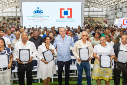 Presidente Abinader entrega 2,322 títulos de propiedad en Domingo Savio para beneficiar a más de 9,000 personas; garantiza seguridad jurídica y mayores oportunidades de desarrollo para sus familias