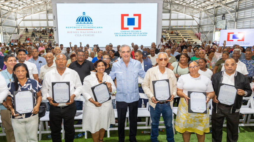 Presidente Abinader entrega 2,322 títulos de propiedad en Domingo Savio para beneficiar a más de 9,000 personas; garantiza seguridad jurídica y mayores oportunidades de desarrollo para sus familias
