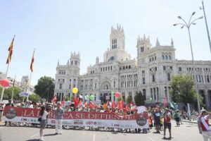 Docentes y familias marchan por Madrid, y avisan de nuevas huelgas en la educación pública