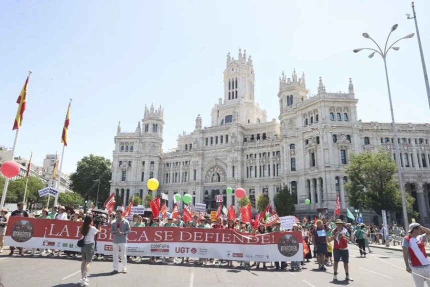 Docentes y familias marchan por Madrid, y avisan de nuevas huelgas en la educación pública