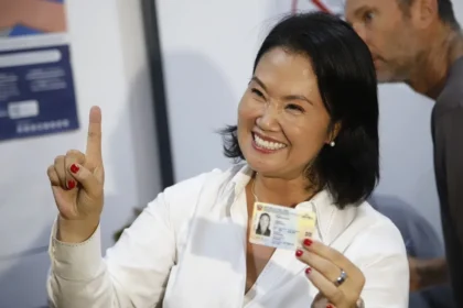 Fujimori supera a Sánchez con más de 18.000 votos al 98,59 % del escrutinio en la segunda vuelta en Perú