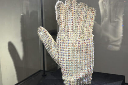 Fuera de Serie : Guante que usó Michael Jackson en 1988 es subastado por 113,737 € en París