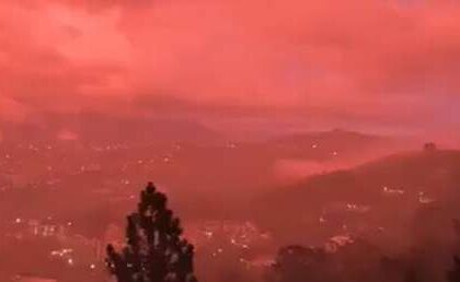 VIDEOS, FOTOS: Cielo de Caracas se tiñe de rojo una semana después del sismo letal