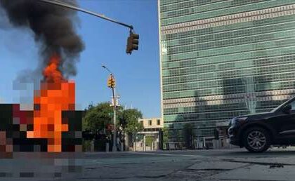 Escalofriantes imágenes: un hombre se prende fuego ante la ONU en Nueva York (VIDEO)
