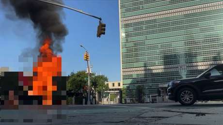 Escalofriantes imágenes: un hombre se prende fuego ante la ONU en Nueva York (VIDEO)