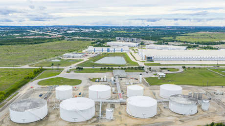 La Reserva Estratégica de Petróleo de Estados Unidos enfrenta un riesgo creciente de no poder responder con eficacia a futuras crisis energéticas, debido al envejecimiento de su infraestructura y a la caída de su capacidad operativa, según advirtió un informe reciente de la Oficina de Rendición de Cuentas del Gobierno. "Para diciembre de 2025, el Departamento de Energía estimó que las capacidades efectivas de extracción y llenado estaban en 61 y 56 % de sus tasas de diseño, respectivamente", señala el documento oficial. El hito petrolero que alcanza este país latinoamericano en medio de turbulencias mundiales El hito petrolero que alcanza este país latinoamericano en medio de turbulencias mundiales La reserva fue creada por el Congreso estadounidense en 1975, después del embargo petrolero árabe, como un mecanismo de emergencia ante interrupciones graves del suministro. Desde 1985, el Departamento de Energía ha liberado más de 500 millones de barriles de crudo, y para 2025 más de la mitad de ese volumen correspondió a emergencias, incluidas guerras. Además, casi 70 % de todas las liberaciones ocurrió entre 2014 y 2025. El informe recuerda que una liberación de emergencia de 180 millones de barriles en 2022, tras el inicio del conflicto ucraniano, puso a prueba las capacidades de la reserva, ya que fue la mayor extracción de su historia y se produjo en medio de un prolongado retraso en el mantenimiento. Asimismo, en marzo de 2026 el Departamento de Energía inició otra liberación de emergencia de 172 millones de barriles en respuesta a la guerra en Irán. El organismo advirtió que las inversiones en la reserva no avanzan al ritmo que exigía el desgaste de sus instalaciones, lo que aumenta el atraso acumulado y las limitaciones operativas. En ese contexto, el Departamento de Energía expresó preocupación por problemas aún no resueltos en la envejecida infraestructura de la SPR, que limitarán cada vez más la capacidad de la reserva para cumplir con las directivas de llenado o extracción.