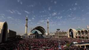 IMÁGENES AÉREAS de la multitudinaria despedida a Alí Jameneí en una mezquita de Teherán