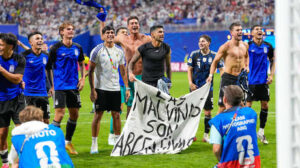 El nexo entre los entrenadores de España y Argentina que se verán en la final del Mundial 7 La FIFA toma la decisión sobre si habrá un castigo para Argentina por la pancarta de Malvinas