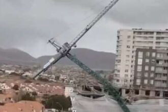 Violentos huracanados desploman una grúa sobre casas en Chile (VIDEO IMPACTANTE)