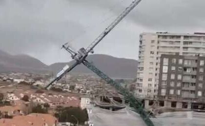 Violentos huracanados desploman una grúa sobre casas en Chile (VIDEO IMPACTANTE)