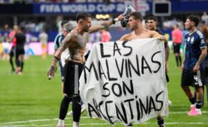 La FIFA presenta cargos contra jugadores de Argentina por pancarta de las Malvinas y pelea en el Mundial