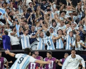 Miles de argentinos celebran el pase de final en La Puerta de Sol 7 Argentina se agiganta otra vez y elimina a Inglaterra del Mundial con una remontada heroica