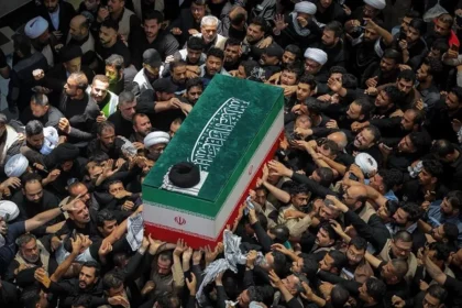 Más de cuatro millones de personas despiden a Alí Jameneí en la ciudad iraquí de Kerbala