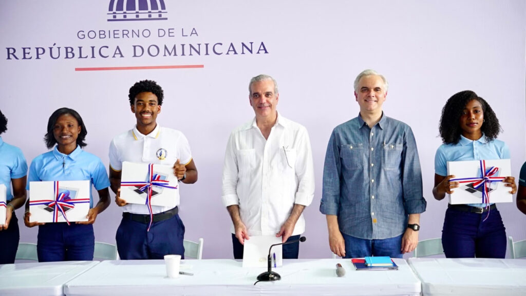 Presidente Abinader escucha inquietudes de estudiantes de Samaná y anuncia acciones para fortalecer la educación en la provincia
