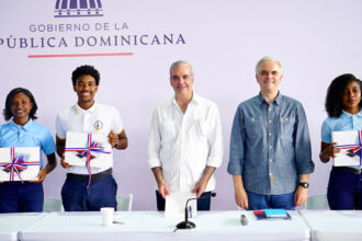 Presidente Abinader escucha inquietudes de estudiantes de Samaná y anuncia acciones para fortalecer la educación en la provincia