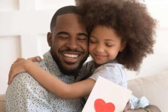 Dominicanos celebran el Día de los Padres entre regalos, abrazos y momentos en familia
