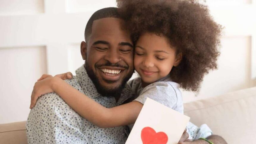 Dominicanos celebran el Día de los Padres entre regalos, abrazos y momentos en familia