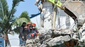 Rescatan con vida a una mujer que permaneció más de un día bajo los escombros en Colombia (VIDEO)