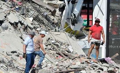 Solidario rescatista ayuda a víctimas del terremoto y luego descubre que le robaron su moto