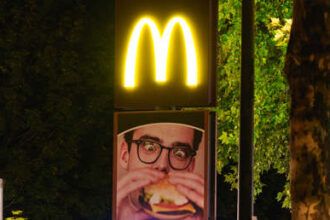 ¿Hamburguesas con vigilancia?: cliente de McDonald’s hace un perturbador descubrimiento