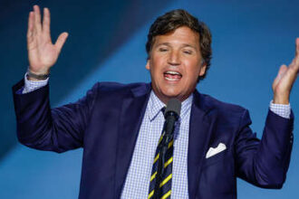 Tucker Carlson pregunta a un periodista por qué EE.UU. está obsesionado con Rusia y dice esto