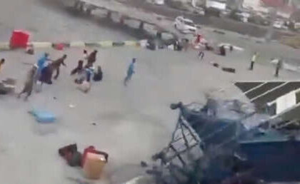 VIDEO: Personas caen al mar durante el sismo en Indonesia al colapsar un puente de embarque