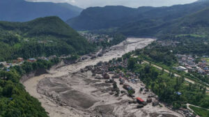 Fuera de Serie : Cientos de extranjeros de 28 países figuran entre los desaparecidos por las inundaciones en Nepal 7 ¿Qué desató las mortales inundaciones en Nepal y China?