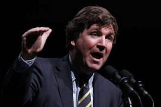 Tucker Carlson expone "la mayor traición en la historia política de EE.UU."