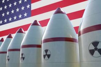 "Seríamos tontos si pensamos que no podría ocurrir": Exasesor de Trump explica a Tucker Carlson posible escenario nuclear contra Irán