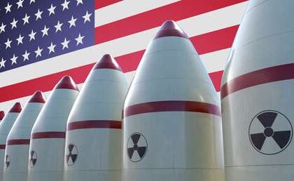 "Seríamos tontos si pensamos que no podría ocurrir": Exasesor de Trump explica a Tucker Carlson posible escenario nuclear contra Irán