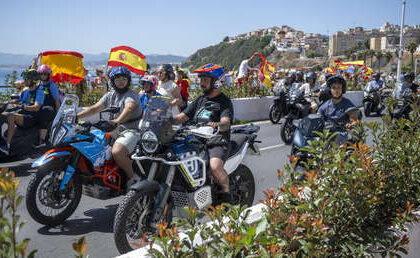 "¡No se vende, se defiende!": Motos españolas 'rugen' a favor de Ceuta (VIDEO)