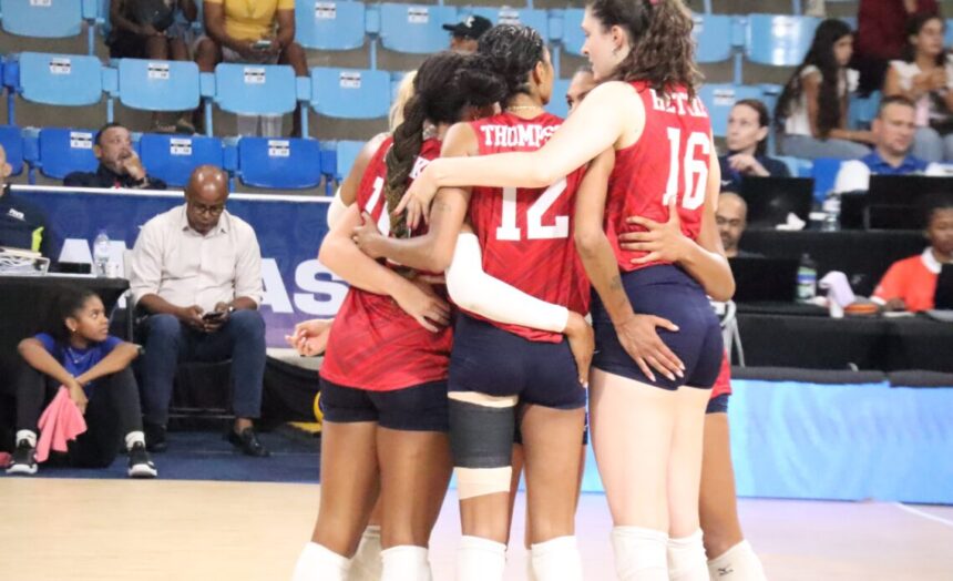El conjunto canadiense dominó los primeros dos parciales, lo que parecía encaminarlo hacia una victoria en menos sets. Sin embargo, Estados Unidos reaccionó y, con el aporte de Thompson, Rettke, O’Neal y Eggleston, además de su defensa y contraataque, igualó el encuentro y obligó a disputar un quinto y decisivo parcial. Canadá logró cerrar el partido en el quinto set, apoyado en fuertes servicios de Kiary Van Ryk, para asegurar la victoria y el campeonato. Las canadienses enfrentarán a Puerto Rico, que concluyó en el cuarto lugar, este viernes a las 6:00 de la tarde. Cuba y República Dominicana, que finalizaron en segundo y tercer puesto, respectivamente, se medirán en la otra semifinal del clasificatorio olímpico.