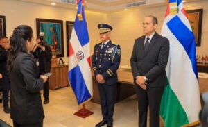 Ministerio de Salud y el SNS fortalecen atención prenatal; buscan reducir riesgos maternos y neonatales 7 Faride Raful encabeza traspaso de mando y posesiona a Ernesto Rodríguez García como director general de la PN