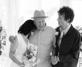 FOTO: Bruce Willis, que padece demencia, aparece junto a su hija Tallulah en su boda