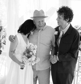 FOTO: Bruce Willis, que padece demencia, aparece junto a su hija Tallulah en su boda
