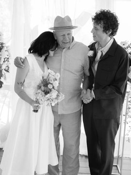FOTO: Bruce Willis, que padece demencia, aparece junto a su hija Tallulah en su boda