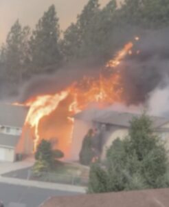VIDEOS: Incendio forestal masivo arrasa viviendas en Washington