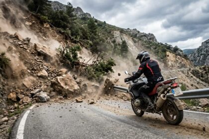 ATERRADOR VIDEO: Motociclista se salva por segundos de ser aplastado por un derrumbe de piedras