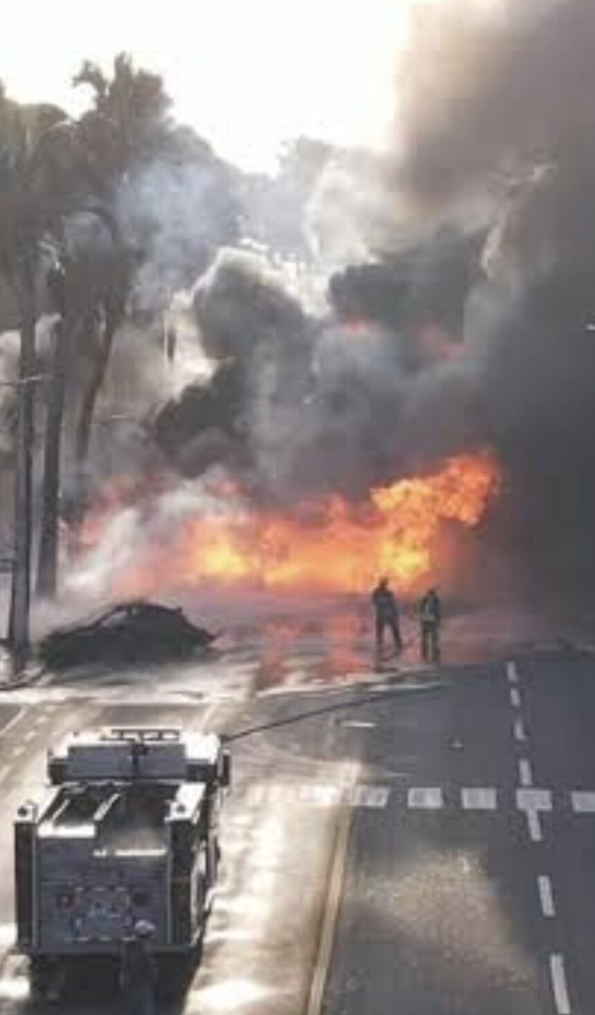 Fuera de Serie : Autoridades reportan dos muertos tras incendio de camión en la avenida George Washington