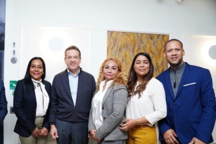 Amanda Ramírez Filpo y su equipo femenino celebran la llegada de Ito Bisonó a la Cancillería
