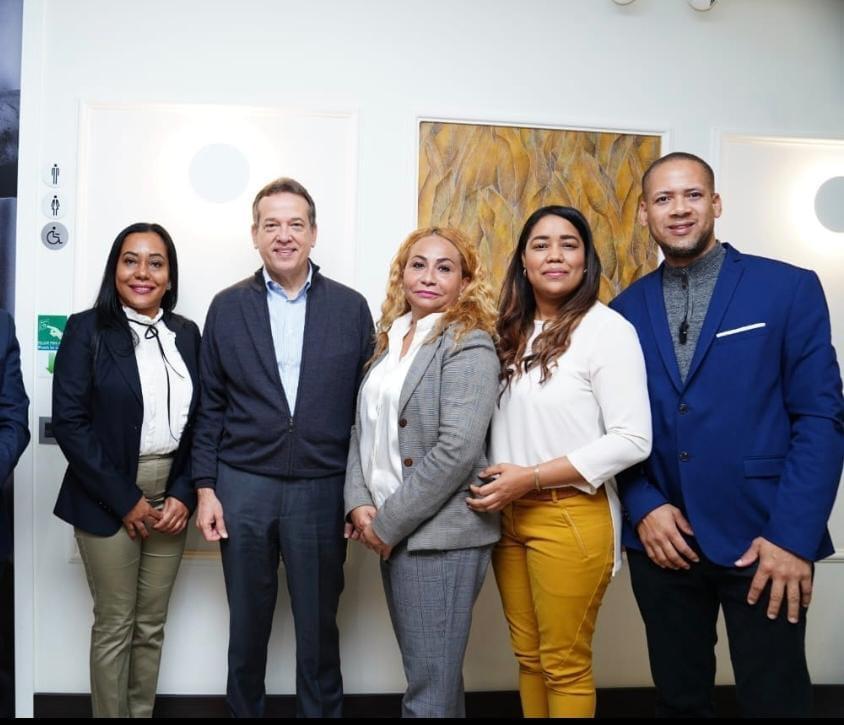 Amanda Ramírez Filpo y su equipo femenino celebran la llegada de Ito Bisonó a la Cancillería