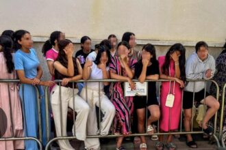 España prepara un plan urgente para trasladar a 500 niñas inmigrantes desde Ceuta