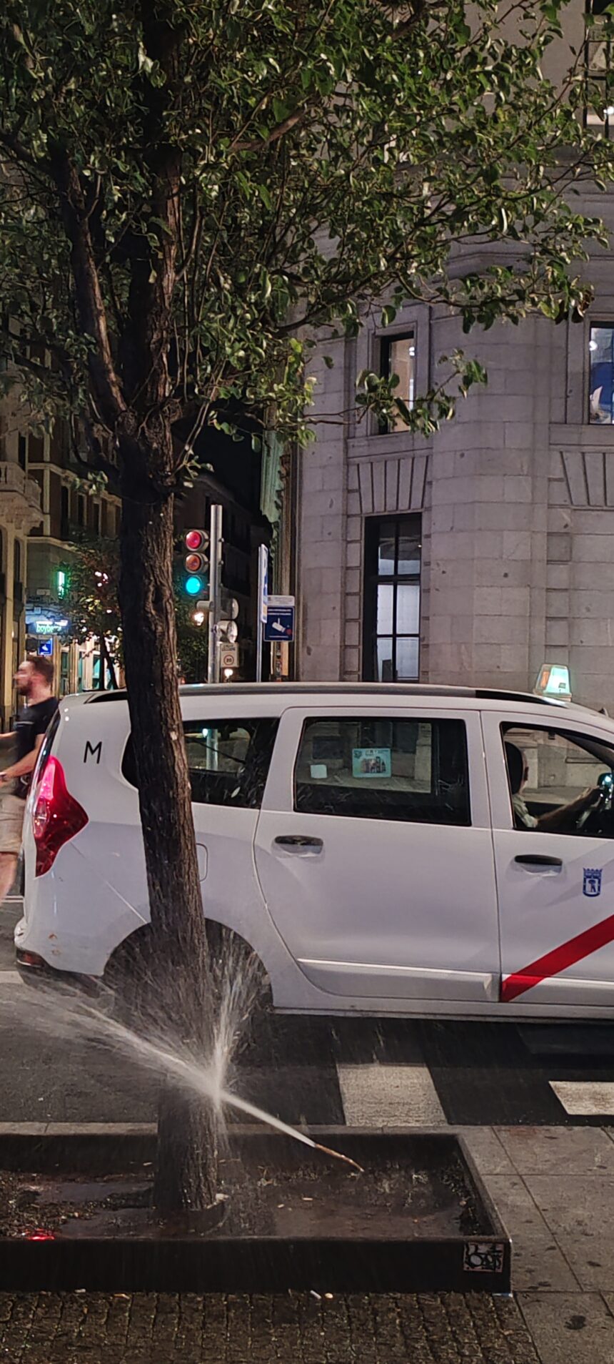 MADRID: Agua descontrolada en pleno centro de Gran Via