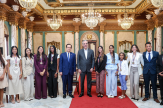 Presidente Abinader recibe a estudiantes dominicanos residentes en España galardonados con el Premio al Mérito Escolar 2026