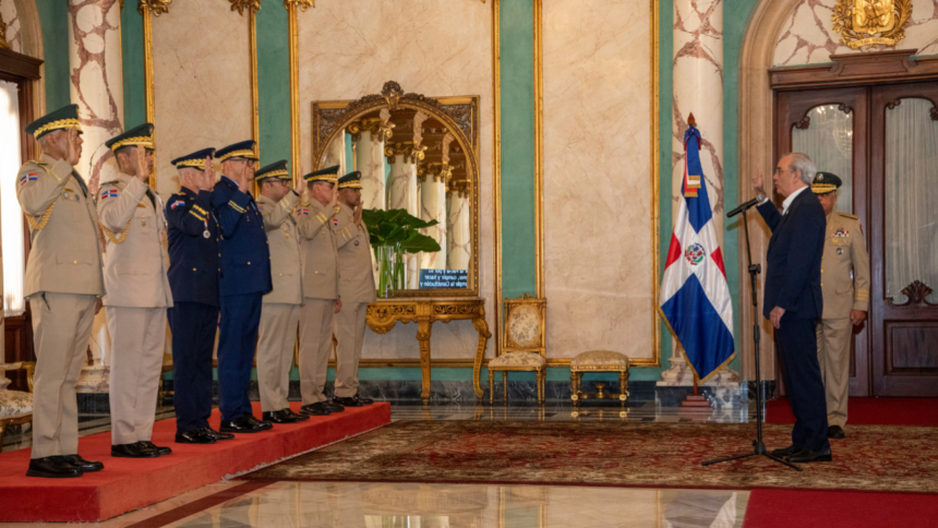 Abinader toma juramento a nuevos comandantes del Ejército y la Fuerza Aérea y al director de la Policía Nacional